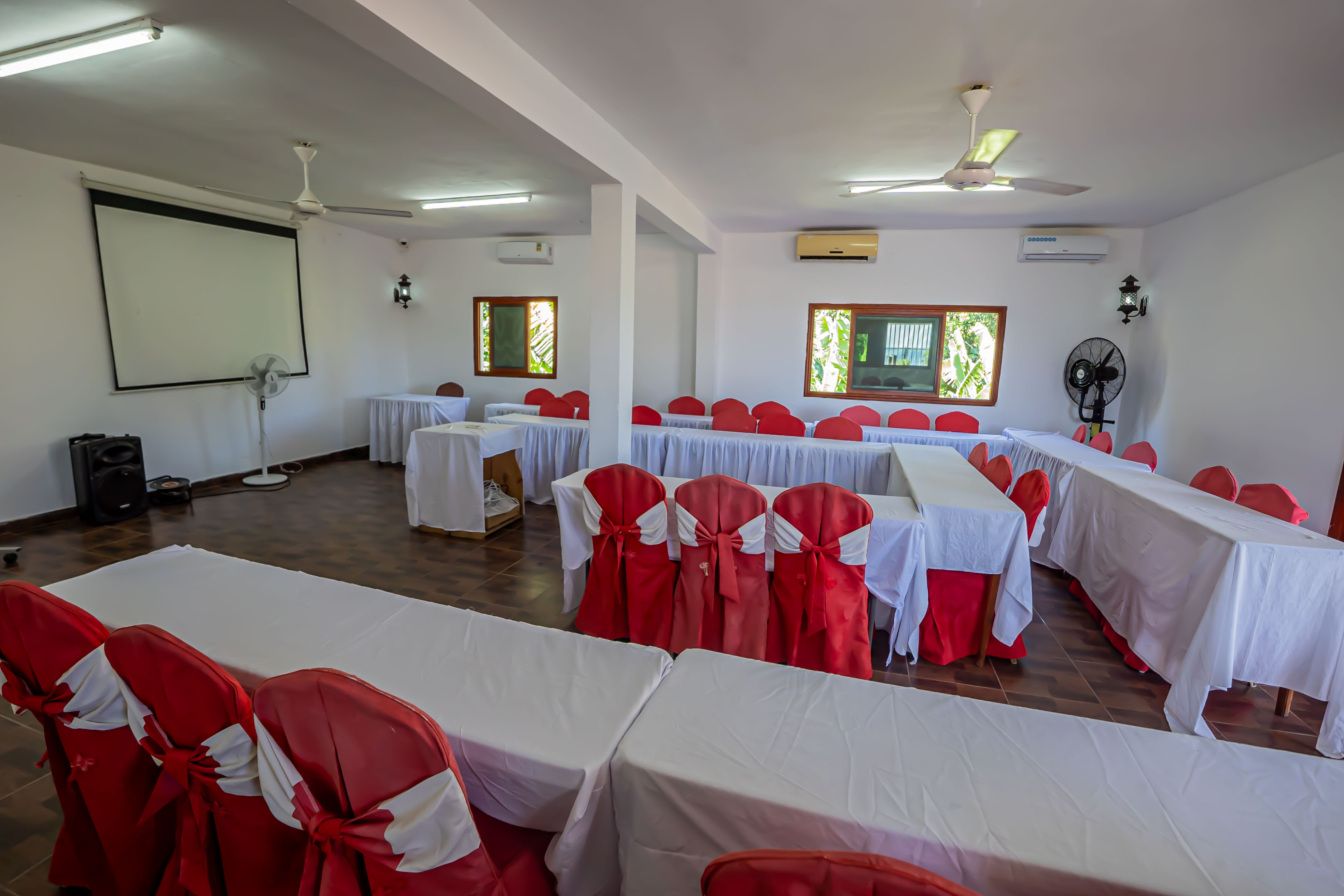 Vue d'ensemble de la salle de conférence climatisée de l'Hôtel Le Jasmin