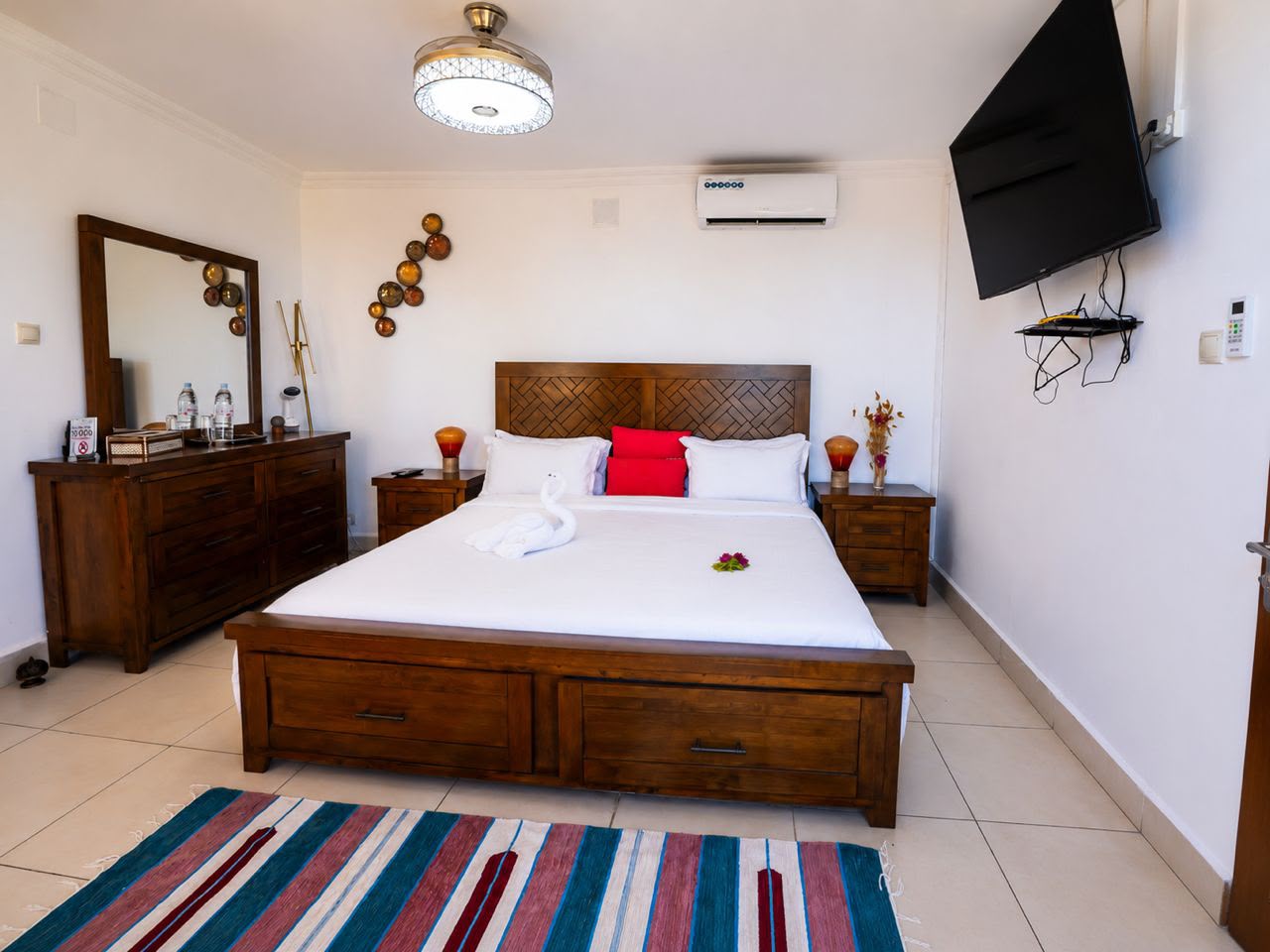 Chambre spacieuse de l'appart-hôtel avec grand lit en bois