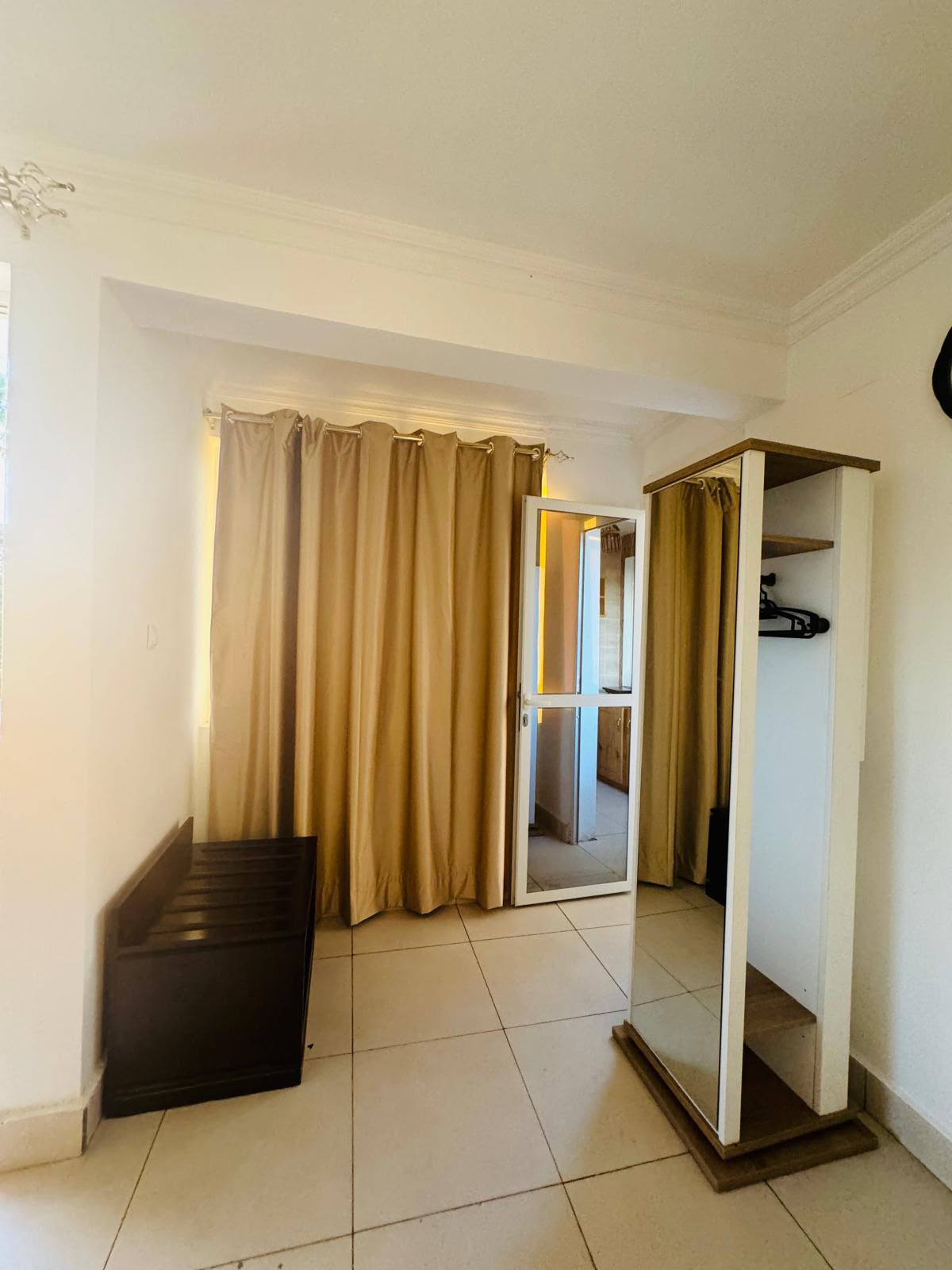 Espace dressing avec armoire miroir