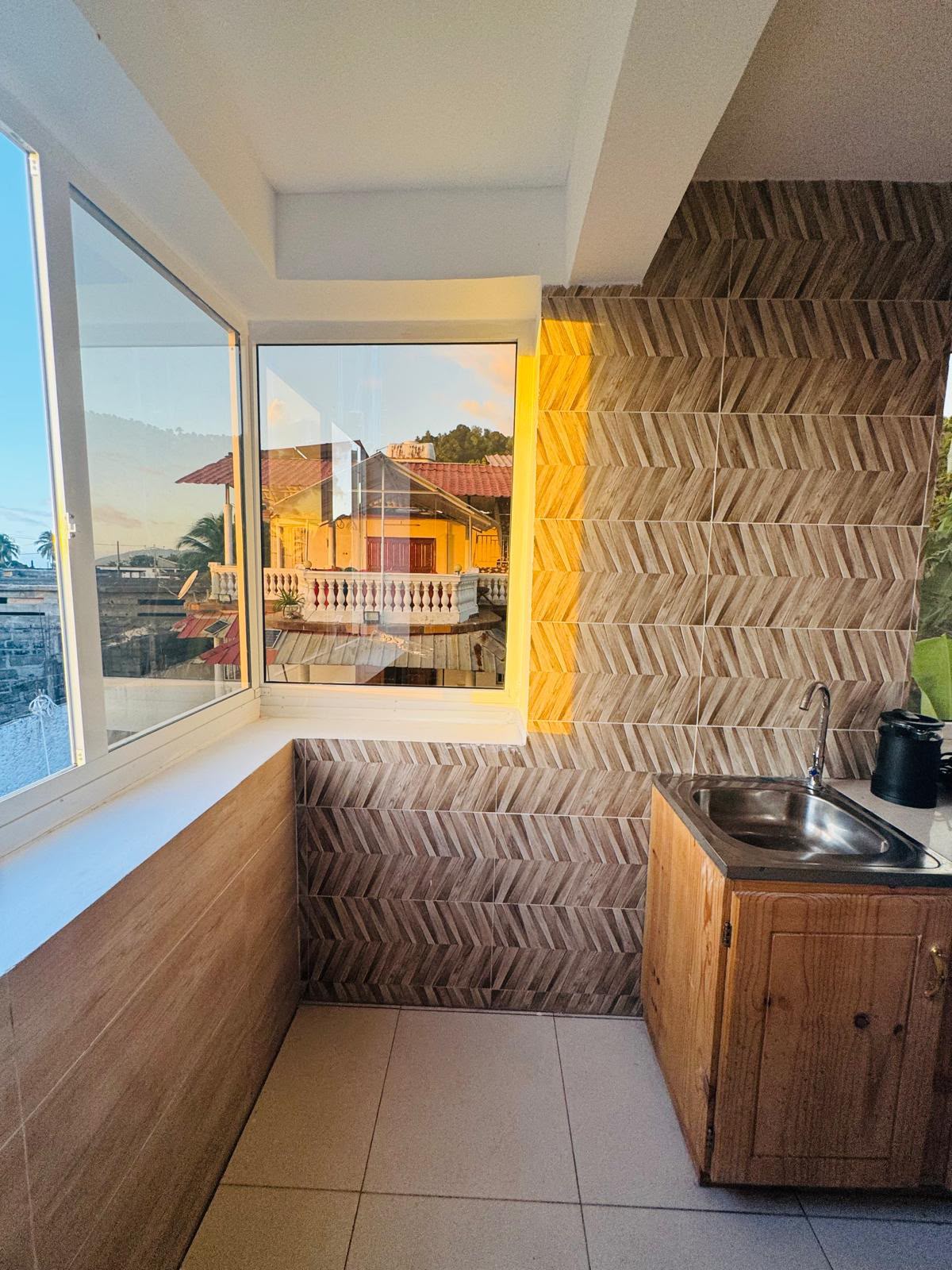 Kitchenette équipée avec évier et vue extérieure
