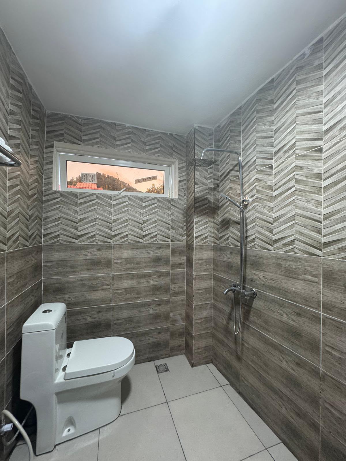 Salle de bain moderne avec douche à l’italienne